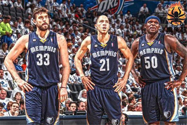 套娃，久保建英坐在涩谷的大久保建英像下握着一个小久保建英（涩谷套娃名场面：久保建英在自己巨像下手持迷你版自己）