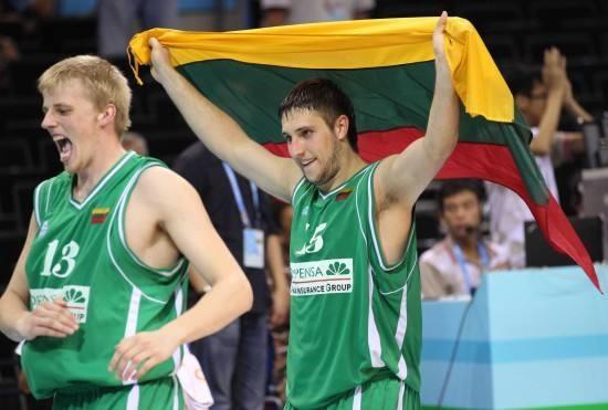 亚足联官方：成都蓉城因在亚冠单场5人染黄被罚款2500美元（亚足联通报：成都蓉城因亚冠单场5黄被罚2500美元）