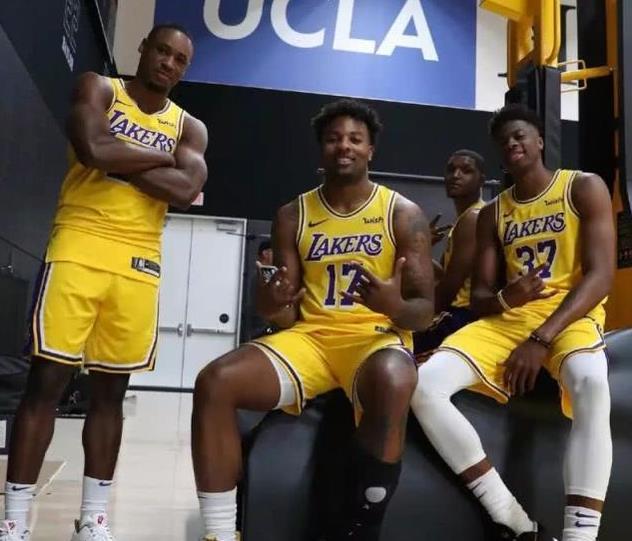 奥萨苏纳与巴萨的诺坎普对决：利斯基的挑战与决心（诺坎普之战：巴萨迎击奥萨苏纳，利斯基决心突围）