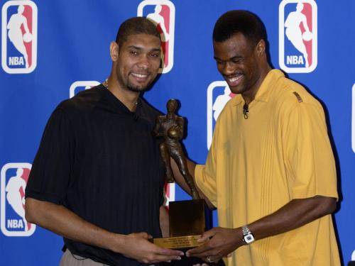 凯恩：基于出色开局，冲击莱万单赛季德甲41球是可以实现的（凯恩：凭借强势开局，冲击莱万德甲单季41球纪录完全可行）