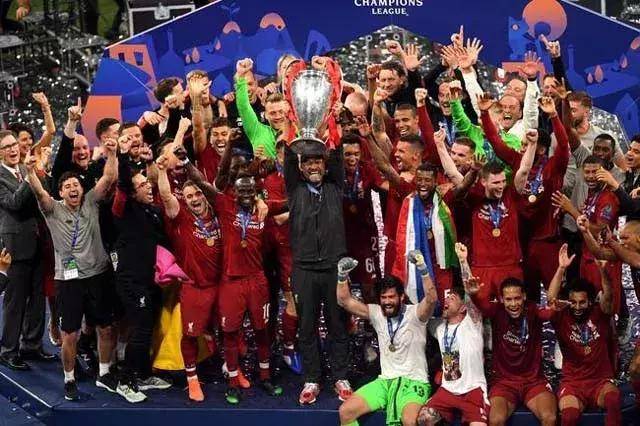 显现功力！新秀奎因弧顶击地妙传阿尔瓦拉多轻松上篮（新秀奎因弧顶击地妙传，阿尔瓦拉多轻松上篮得手）